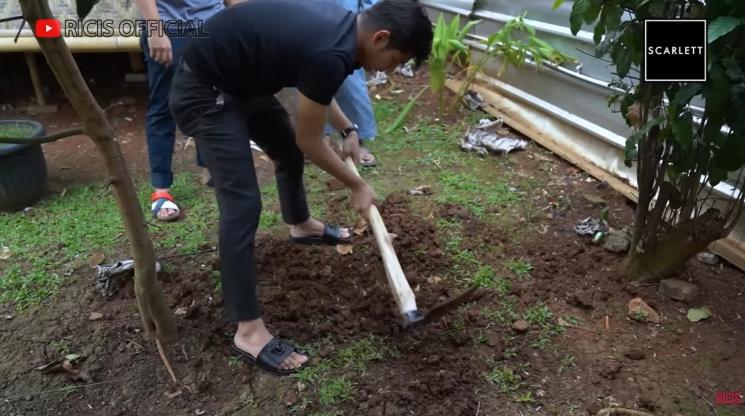 Momen Teuku Ryan kubur ari-ari Baby R. (YouTube/Ricis Official) 