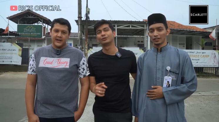 Momen Teuku Ryan kubur ari-ari Baby R. (YouTube/Ricis Official) 