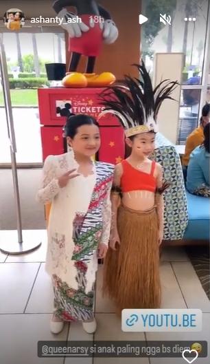 Potret Arsy Hermansyah Berkebaya di Amerika. (Instagram/ashanty_ash)