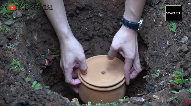 Momen Teuku Ryan kubur ari-ari Baby R. (YouTube/Ricis Official) 