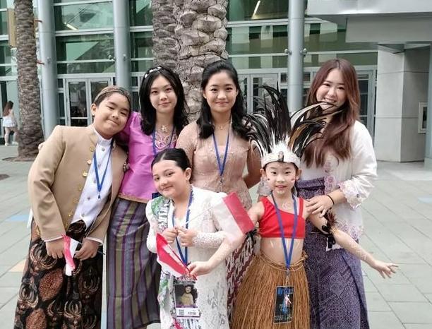 Potret Arsy Hermansyah Berkebaya di Amerika. (Instagram/wcopa.indonesia)