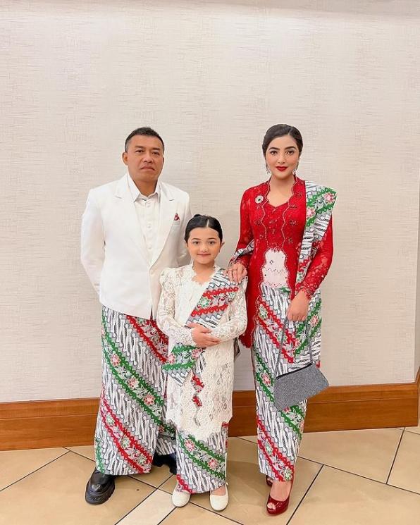 Potret Arsy Hermansyah Berkebaya di Amerika. (Instagram/ashanty_ash)