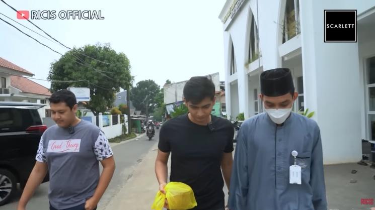 Momen Teuku Ryan kubur ari-ari Baby R. (YouTube/Ricis Official) 