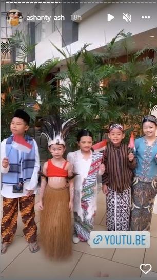 Potret Arsy Hermansyah Berkebaya di Amerika. (Instagram/ashanty_ash)
