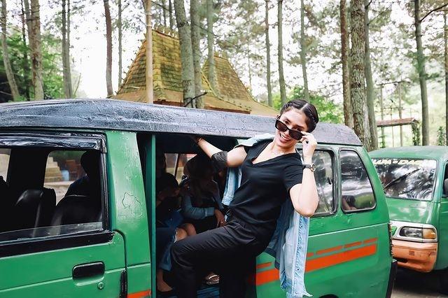 Potret Ussy Sulistiawaty Jadi Kenek Angkot. (Instagram/ussypratama)