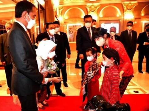 Potret Dita SECRET NUMBER Sambut Presiden Jokowi di Korea Selatan. (YouTube/Sekretariat Presiden)