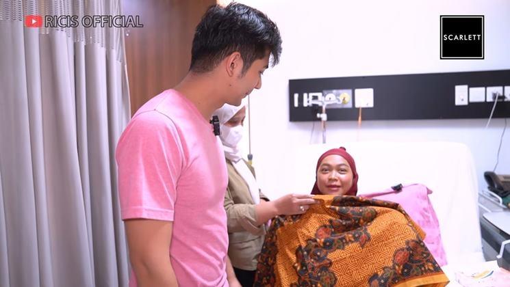 Momen Ria Ricis Menyusui Anak Pertama Kali (YouTube/Ricis Official)