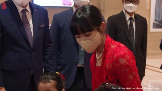 Potret Dita SECRET NUMBER Sambut Presiden Jokowi di Korea Selatan. (YouTube/Sekretariat Presiden)