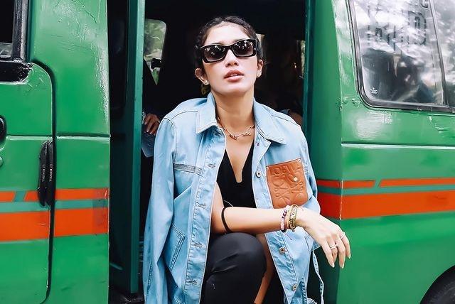 Potret Ussy Sulistiawaty Jadi Kenek Angkot. (Instagram/ussypratama)