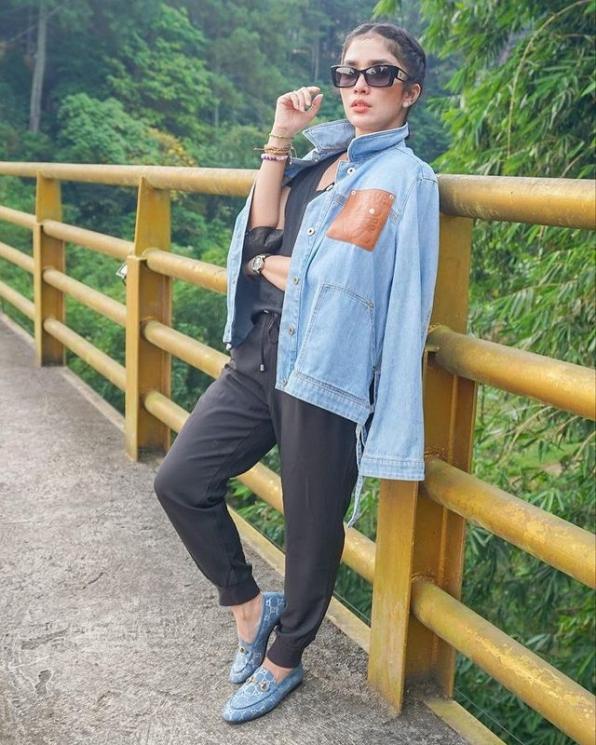 Potret Ussy Sulistiawaty Jadi Kenek Angkot. (Instagram/ussypratama)