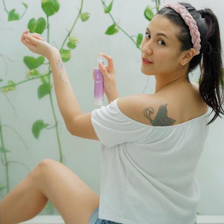 Aktris Pamer Tato Tersembunyi. (Instagram/@mrssharena)