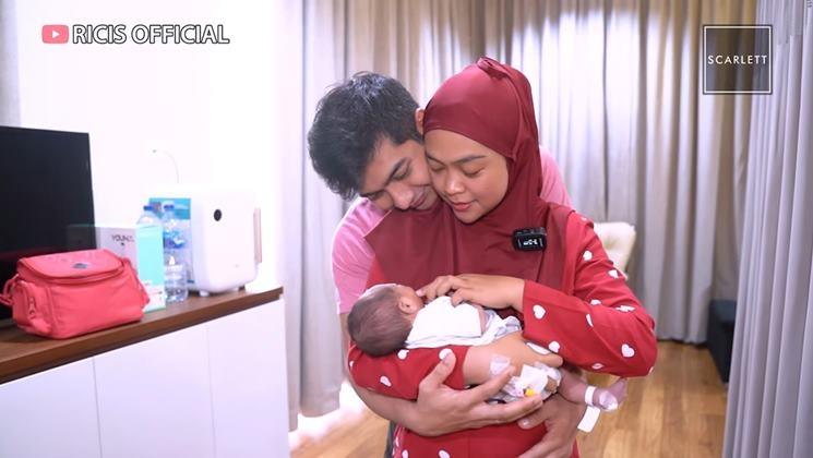 Momen Ria Ricis Menyusui Anak Pertama Kali (YouTube/Ricis Official)