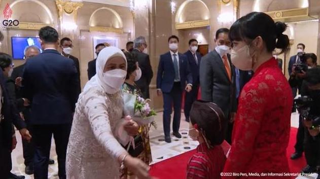 Potret Dita SECRET NUMBER Sambut Presiden Jokowi di Korea Selatan. (YouTube/Sekretariat Presiden)