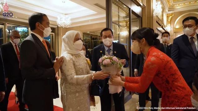 Potret Dita SECRET NUMBER Sambut Presiden Jokowi di Korea Selatan. (YouTube/Sekretariat Presiden)