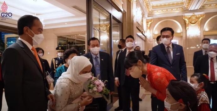 Potret Dita SECRET NUMBER Sambut Presiden Jokowi di Korea Selatan. (YouTube/Sekretariat Presiden)