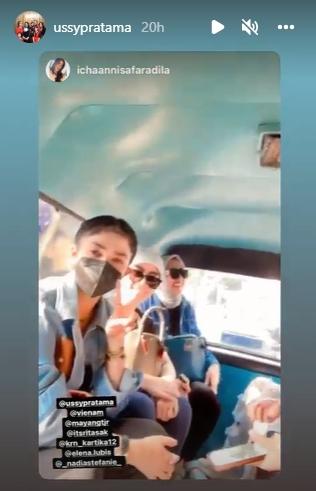 Potret Ussy Sulistiawaty Jadi Kenek Angkot. (Instagram/ussypratama)