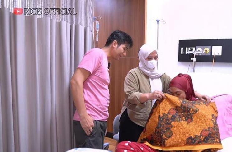 Momen Ria Ricis Menyusui Anak Pertama Kali (YouTube/Ricis Official)