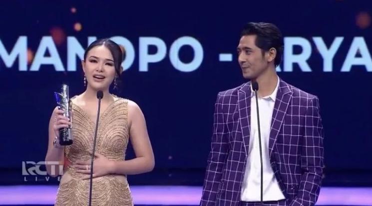 Momen Reuni Amanda Manopo dan Arya Saloka di Acara Penghargaan. (RCTI via Instagram/aladin.world)