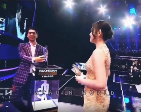 Momen Reuni Amanda Manopo dan Arya Saloka di Acara Penghargaan. (RCTI via Instagram/aladin.world)