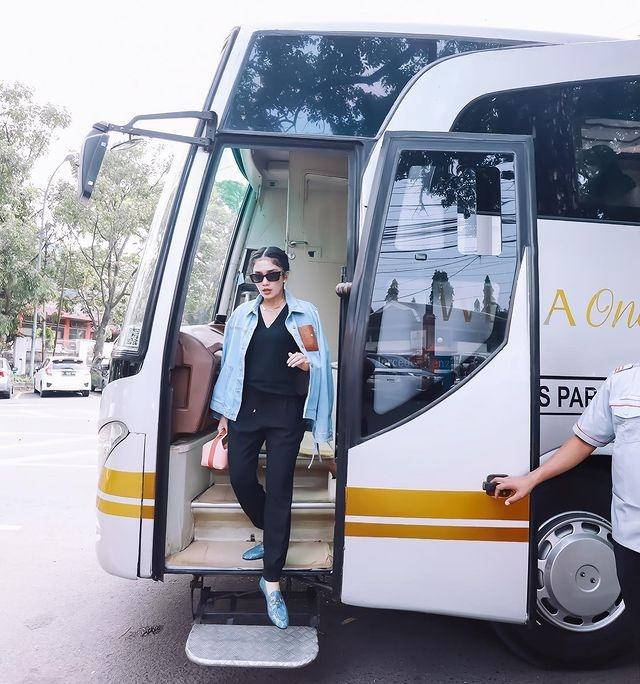 Potret Ussy Sulistiawaty Jadi Kenek Angkot. (Instagram/ussypratama)