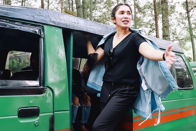 Potret Ussy Sulistiawaty Jadi Kenek Angkot. (Instagram/ussypratama)