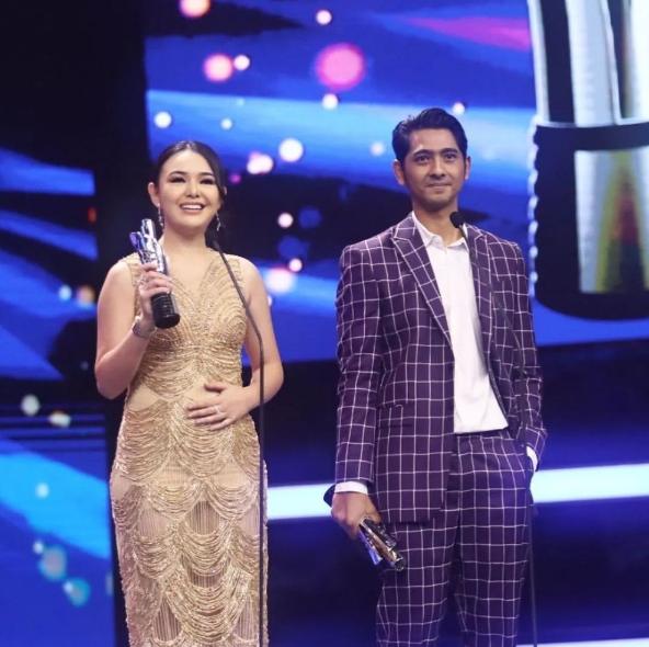 Momen Reuni Amanda Manopo dan Arya Saloka di Acara Penghargaan. (RCTI via Instagram/aladin.world)