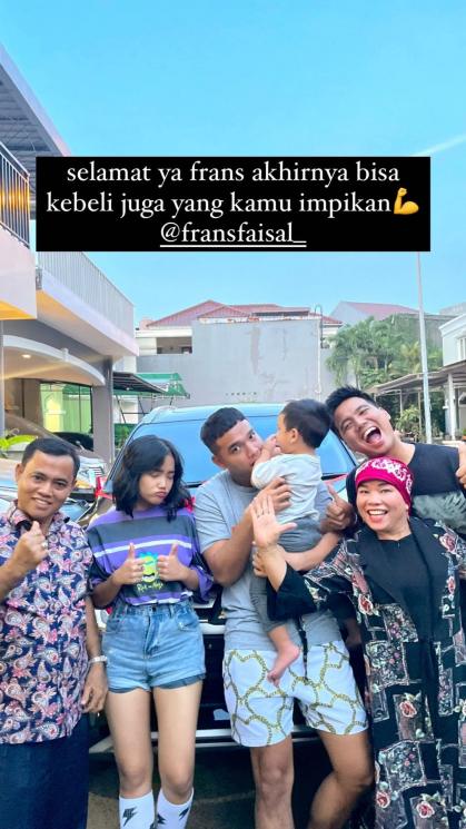 Momen Frans Kakak Fuji Beli Mobil Impian. (Instagram/opah_faisal)
