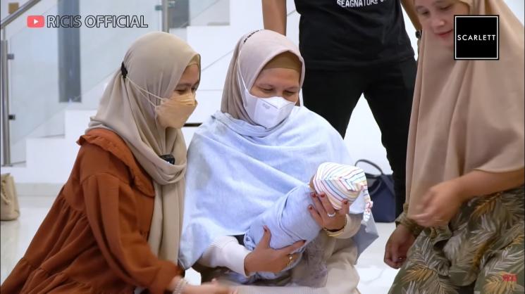 Momen Baby R Ketemu Keluarga Teuku Ryan (YouTube/Ricis Official)