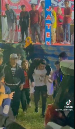 Detik-Detik Happy Asmara Pingsan saat Manggung. (TikTok/julian_ganteng22)