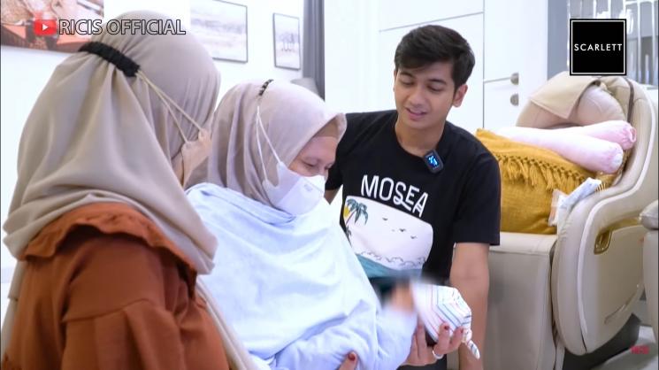 Momen Baby R Ketemu Keluarga Teuku Ryan (YouTube/Ricis Official)