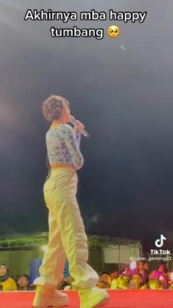 Detik-Detik Happy Asmara Pingsan saat Manggung. (TikTok/julian_ganteng22)