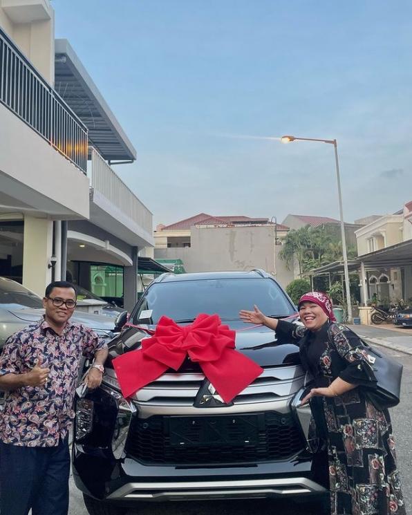 Momen Frans Kakak Fuji Beli Mobil Impian. (Instagram/opah_faisal)