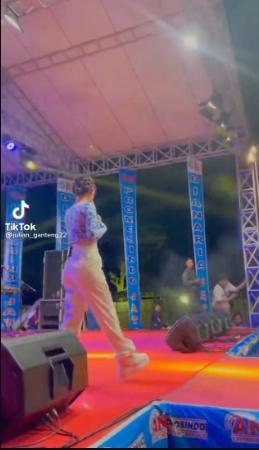Detik-Detik Happy Asmara Pingsan saat Manggung. (TikTok/julian_ganteng22)