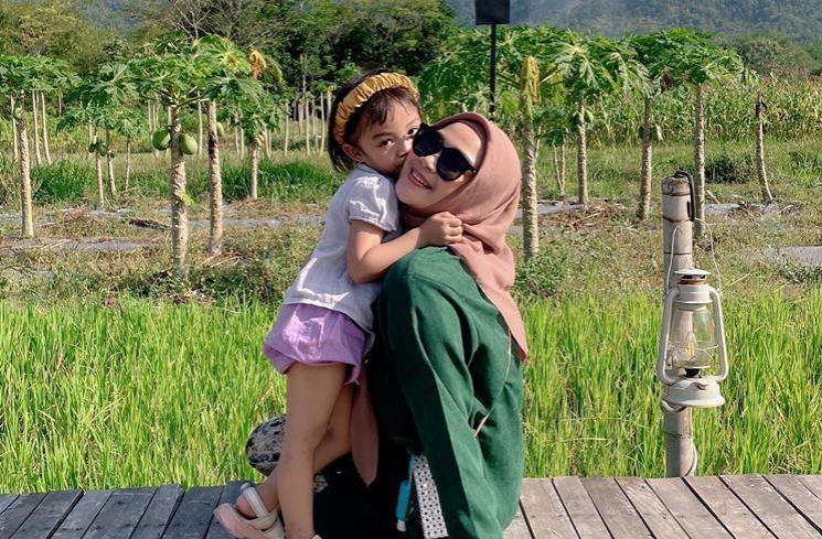 Potret Bahagia Sheza Idris (Instagram/@shezaidris)