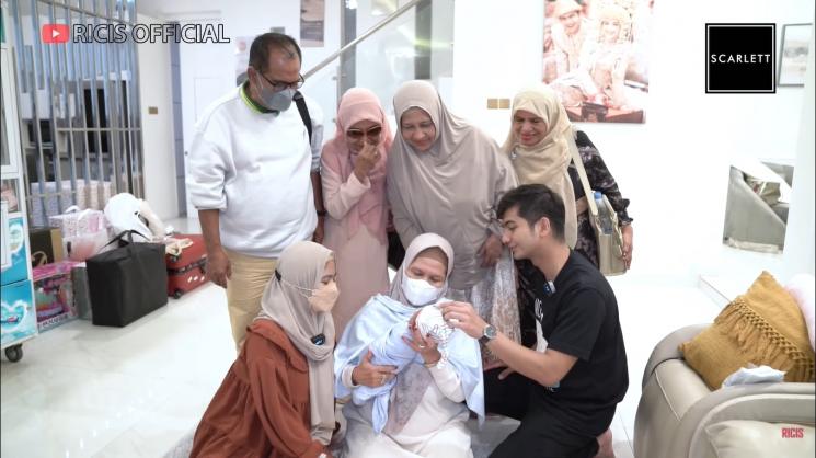 Momen Baby R Ketemu Keluarga Teuku Ryan (YouTube/Ricis Official)
