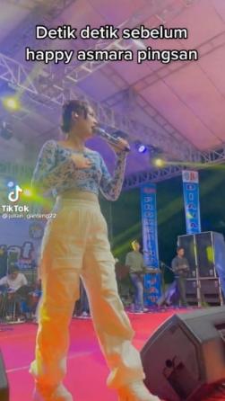 Detik-Detik Happy Asmara Pingsan saat Manggung. (TikTok/julian_ganteng22)