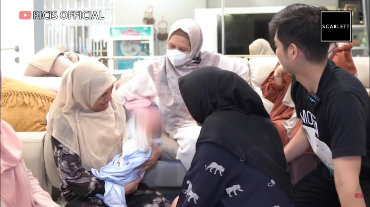 Momen Baby R Ketemu Keluarga Teuku Ryan (YouTube/Ricis Official)