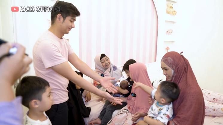 Momen Oki Setiana Dewi Jenguk Baby R (YouTube Ricis Official)