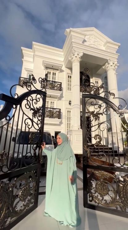Potret Shella Saukia Crazy Rich Banda Aceh (Instagram/shellasaukiaofficial)