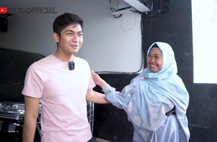 Momen Oki Setiana Dewi Jenguk Baby R (YouTube Ricis Official)