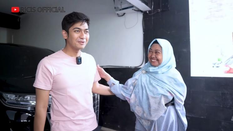 Momen Oki Setiana Dewi Jenguk Baby R (YouTube Ricis Official)