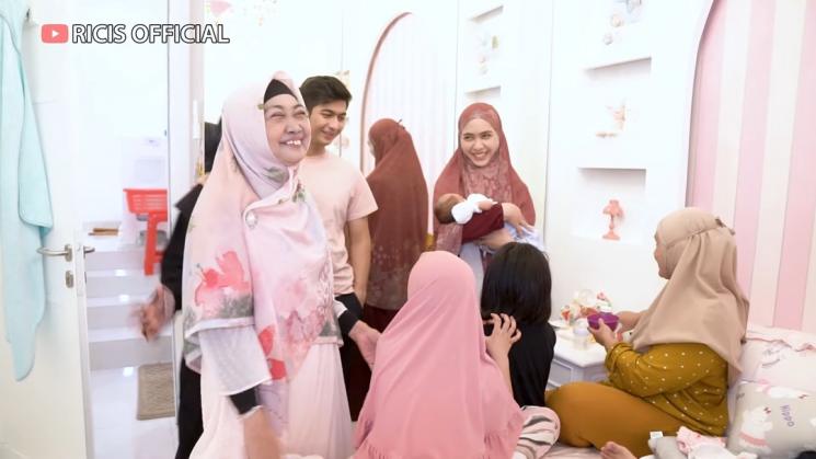 Momen Oki Setiana Dewi Jenguk Baby R (YouTube Ricis Official)