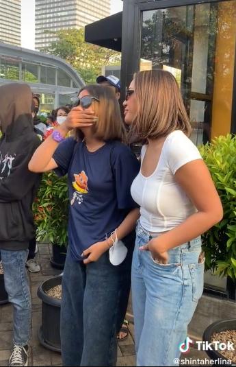 Momen Kurma Citayam Ketemu Marion Jola. (TikTok/@shintaherlina_)