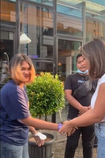 Momen Kurma Citayam Ketemu Marion Jola. (TikTok/@sintaagustete)