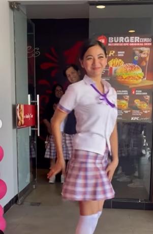 Potret Glenca Chysara Pakai Seragam SMA. (Instagram/glencachysaraofficial)