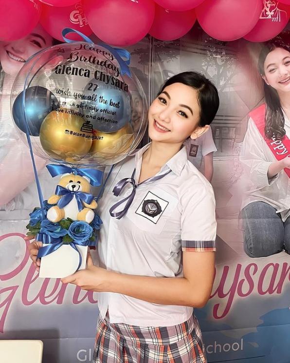 Potret Glenca Chysara Pakai Seragam SMA. (Instagram/glencachysaraofficial)