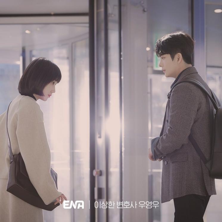 Potret Romantis Park Eun Bin dan Kang Tae Oh di Extraordinary Attorney Woo (Instagram/@channel.ena.d)
