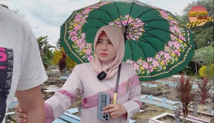 Potret Via Vallen Ziarah ke Makam Mertua. (YouTube/Pak Geng Official)