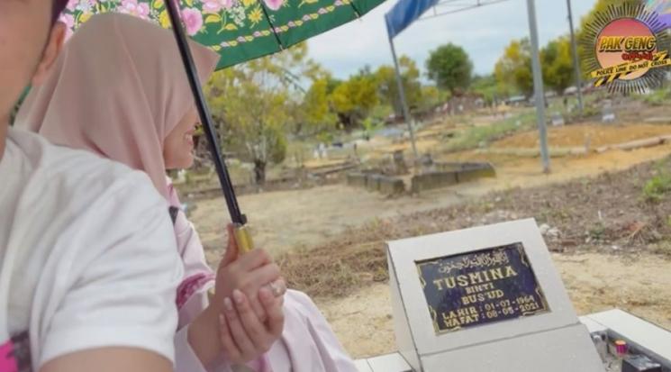 Potret Via Vallen Ziarah ke Makam Mertua. (YouTube/Pak Geng Official)