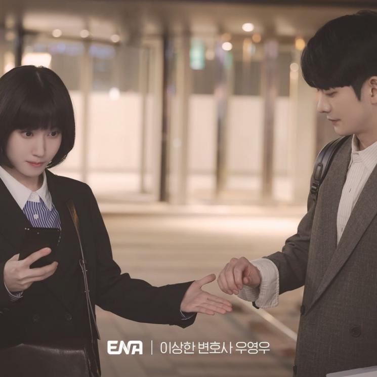 Potret Romantis Park Eun Bin dan Kang Tae Oh di Extraordinary Attorney Woo (Instagram/@channel.ena.d)